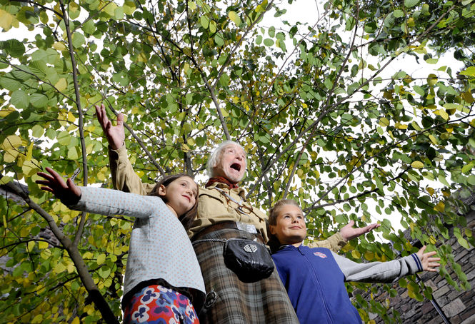 Storytelling David Campbell and young nature fans