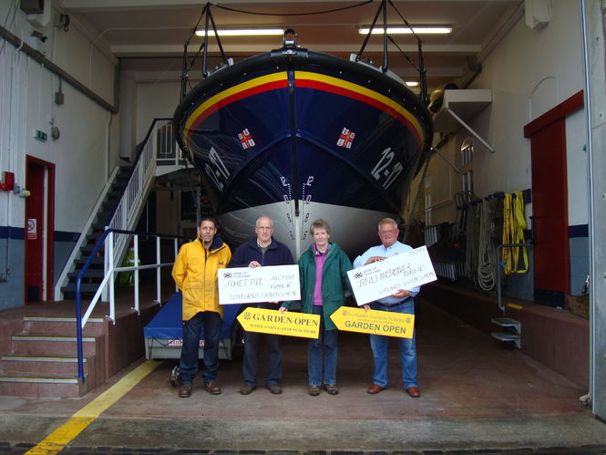 Cheques from the 2017 Fife Garden Trail are presented to RHET Fife and RNLI Anstruther 